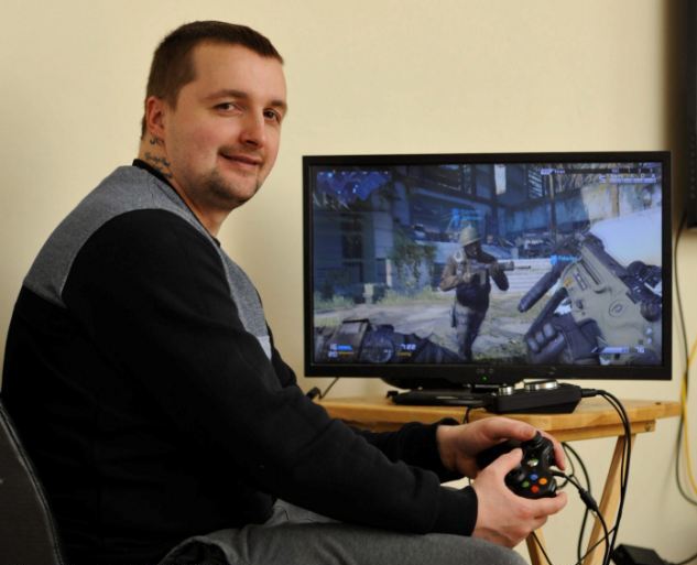 man playing call of dugy